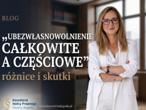 Kobieta w białym garniturze i okularach (radca prawny Paulina Dogoda) ze skrzyżowanymi ramionami na tle rozmytego biura kancelarii, po lewej stronie duży napis: Ubezwłasnowolnienie całkowite a częściowe – różnice i skutki.